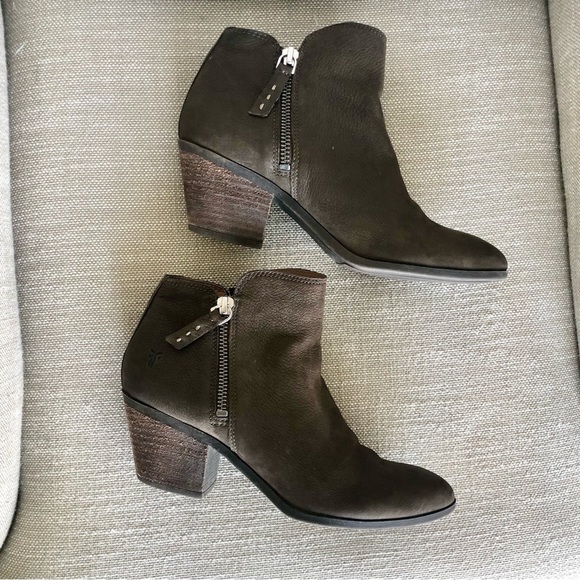 Frye Judith Zipper Booties in Dark Brown Leather Size 6 - Picture 6 of 9